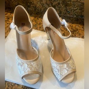 IDIFU Women's IN4 Mary Platform Chunky High Heels. Nude color- size 9. Brand new